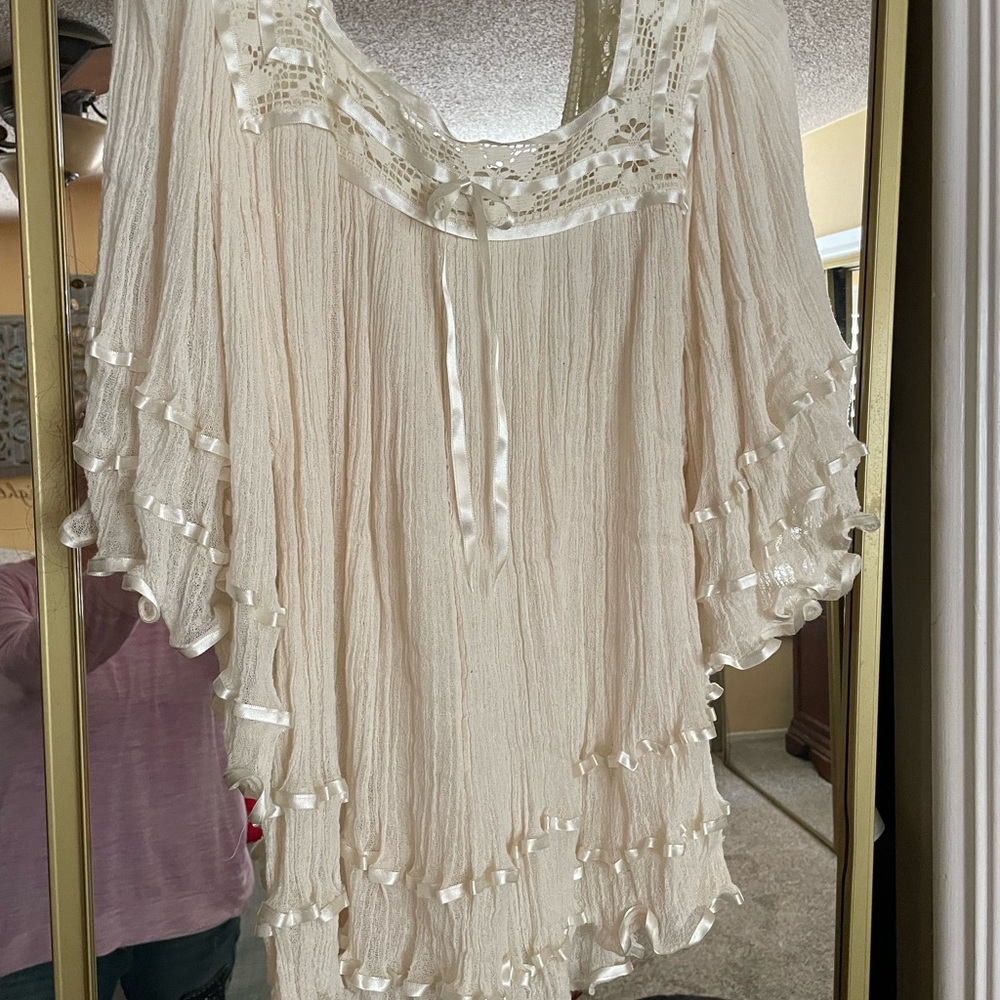 Ivory blouse with a squared neck